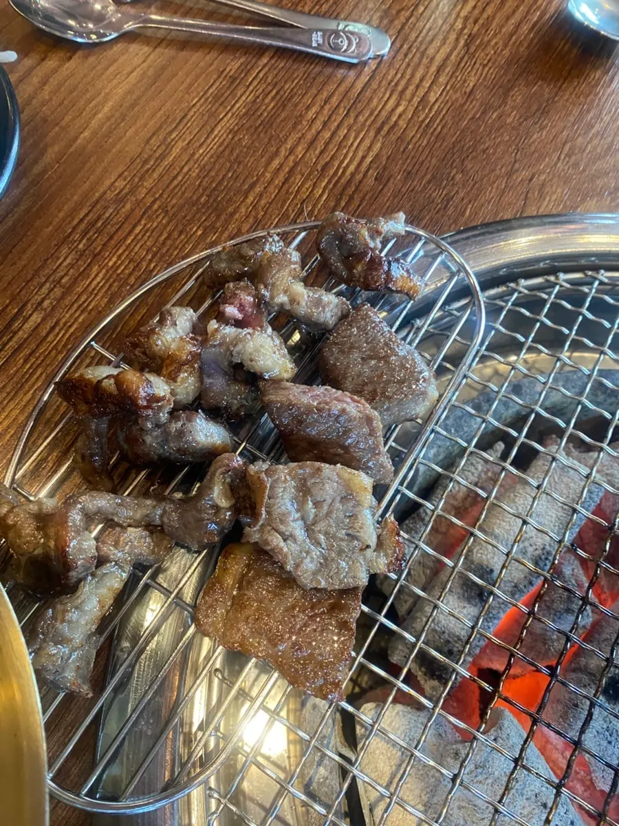 미디엄 레어로 익은 소생갈비