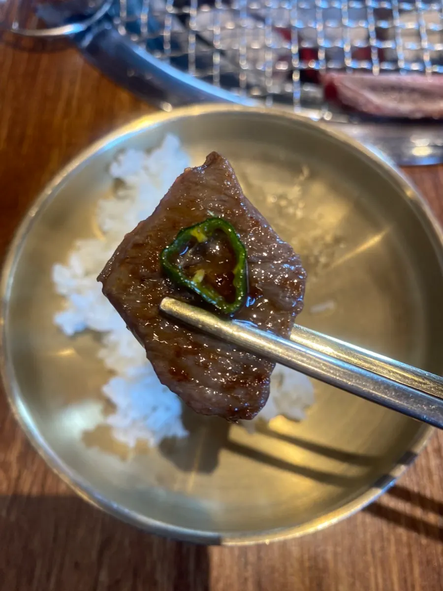 육즙이 남은 숯불 소생갈비 한 점