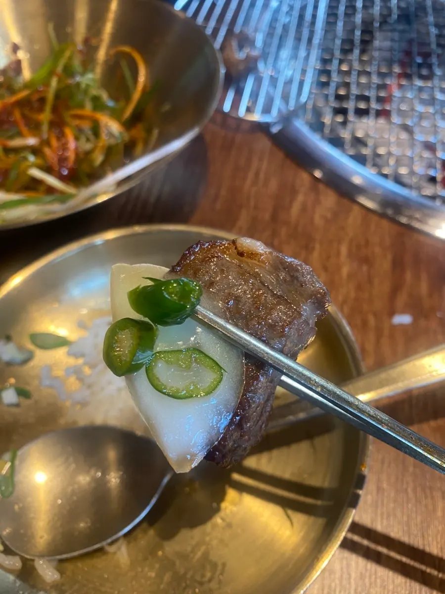소갈비와 기본 반찬을 함께 담은 모습