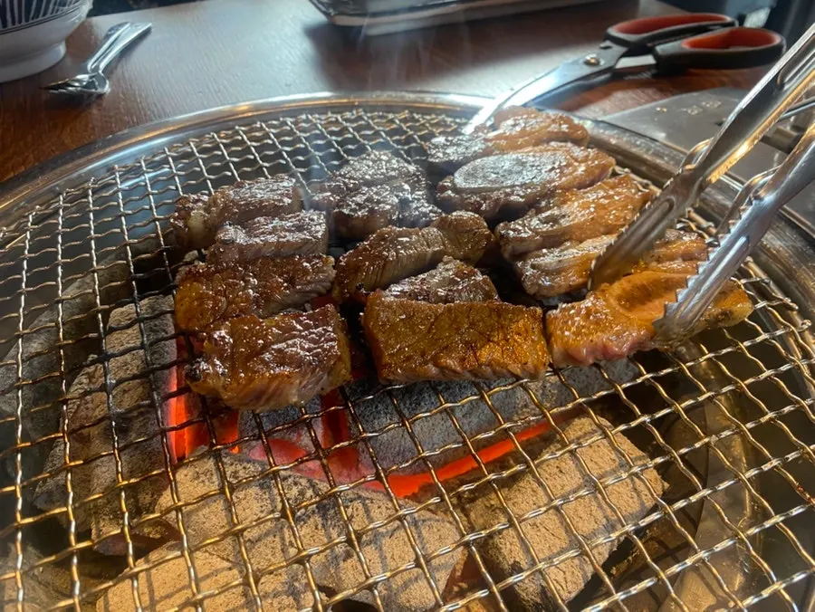 기본 반찬이 깔린 고기집 상차림