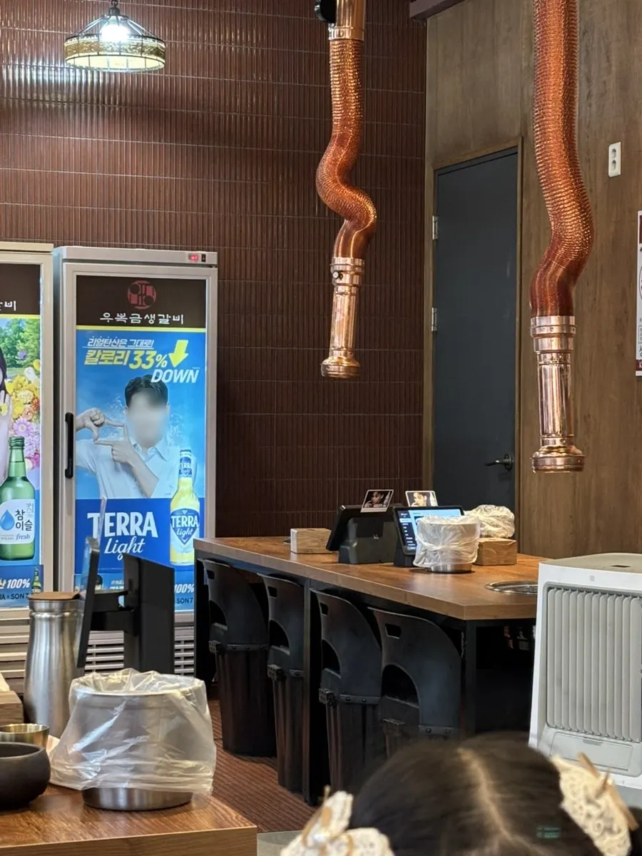 테이블 간격이 넓은 갈비집 매장 내부