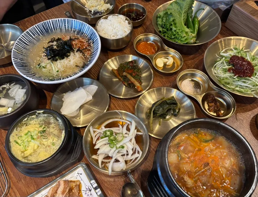 돼지 생갈비와 양념갈비 반접시 주문 상차림