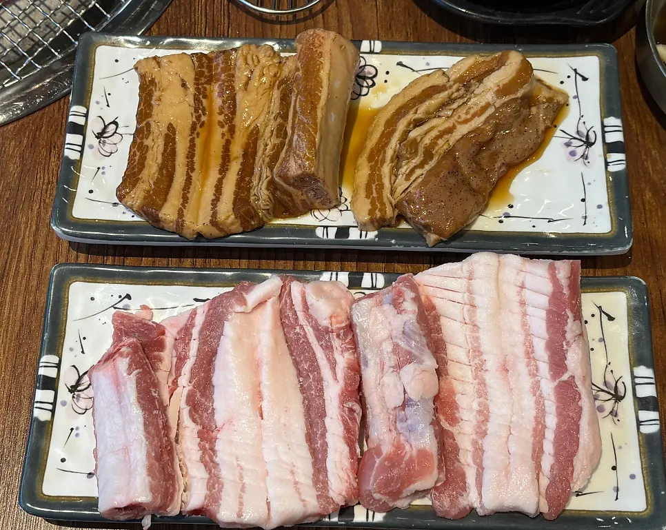 접시에 담긴 돼지 양념갈비와 생갈비