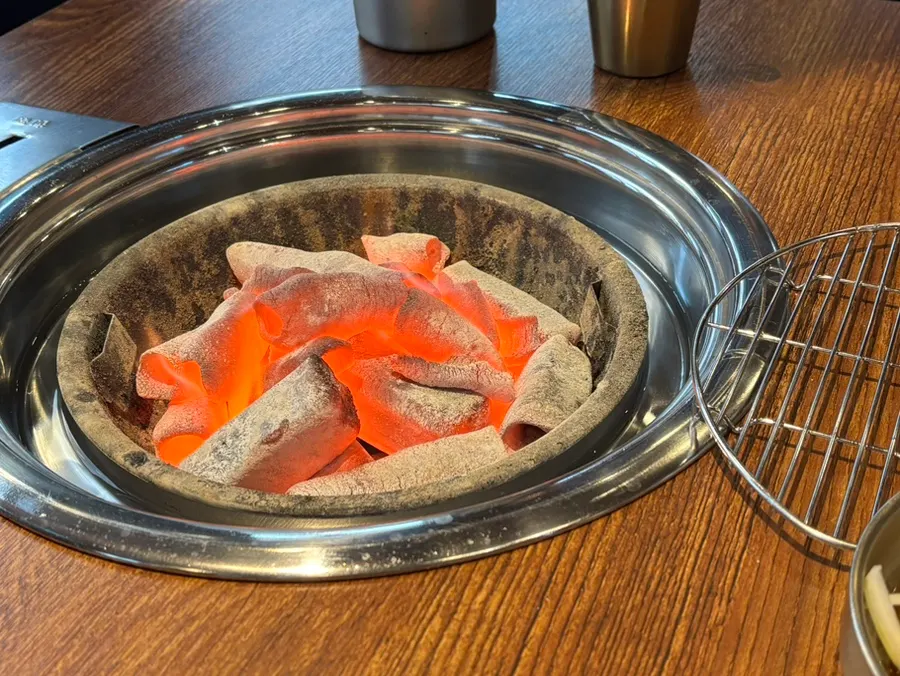 테이블에 준비된 숯불 화로