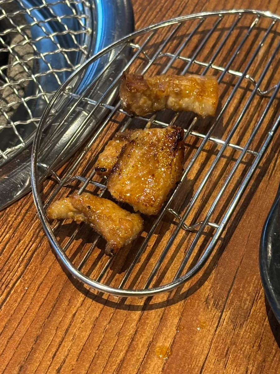 받침대에 올려진 구워진 갈비