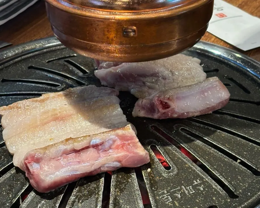 구워진 돼지 생갈비 클로즈업