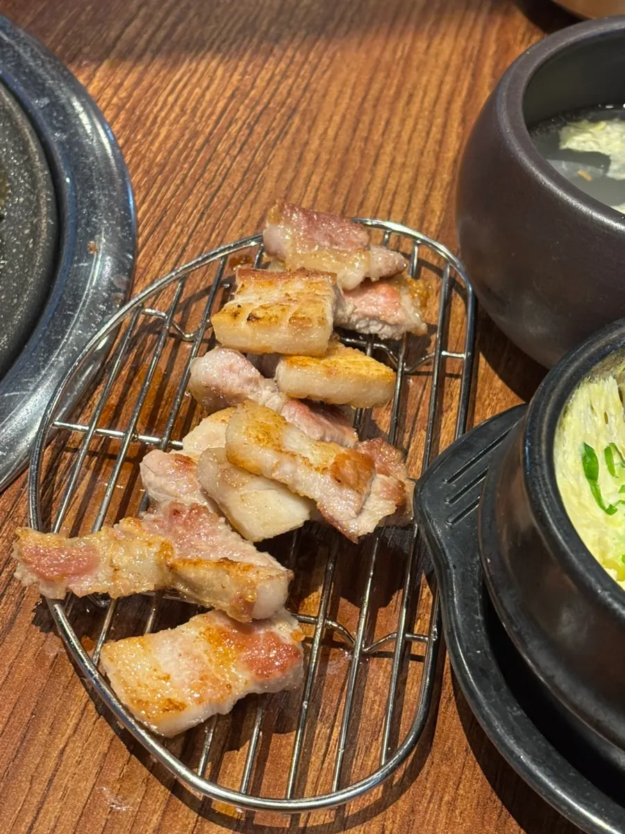육즙이 남은 돼지 생갈비 한 점