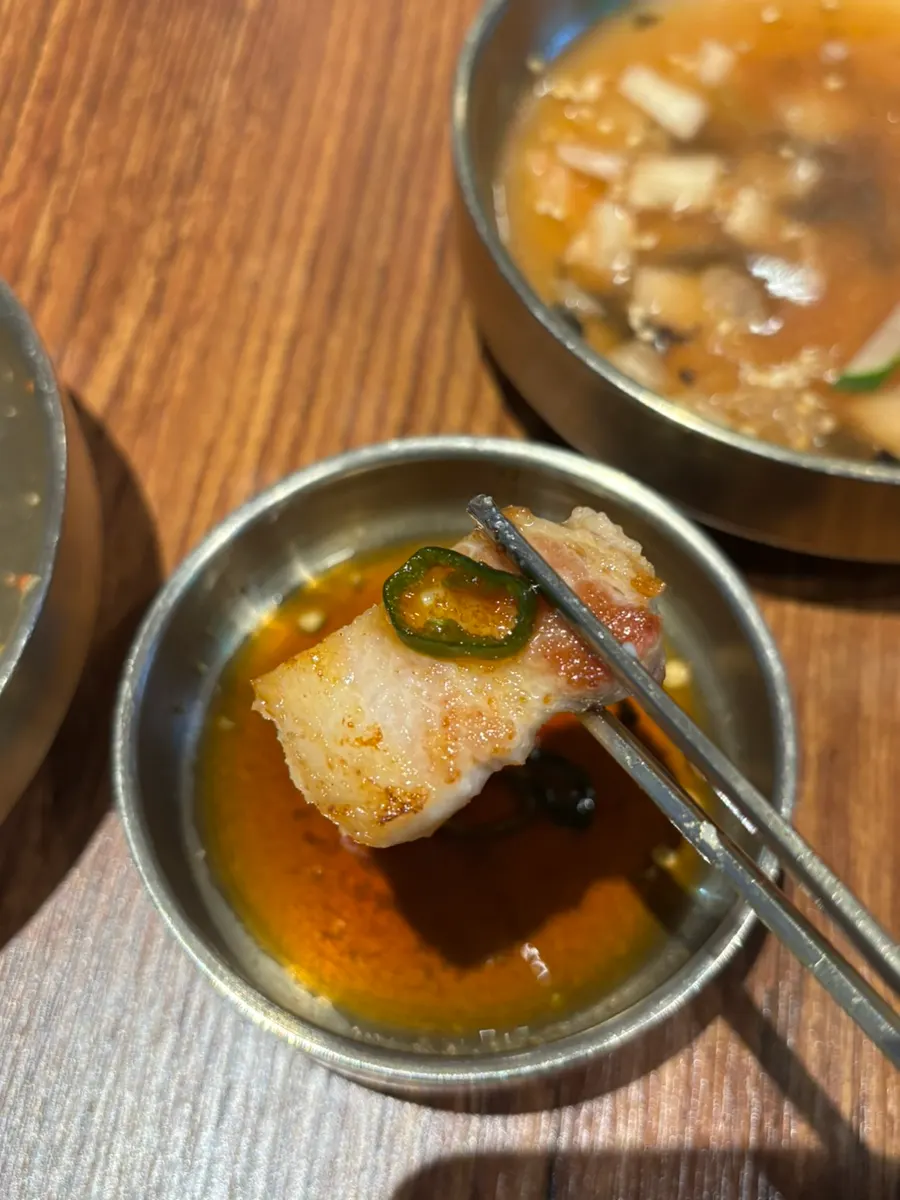 소금에 찍어 먹는 생갈비