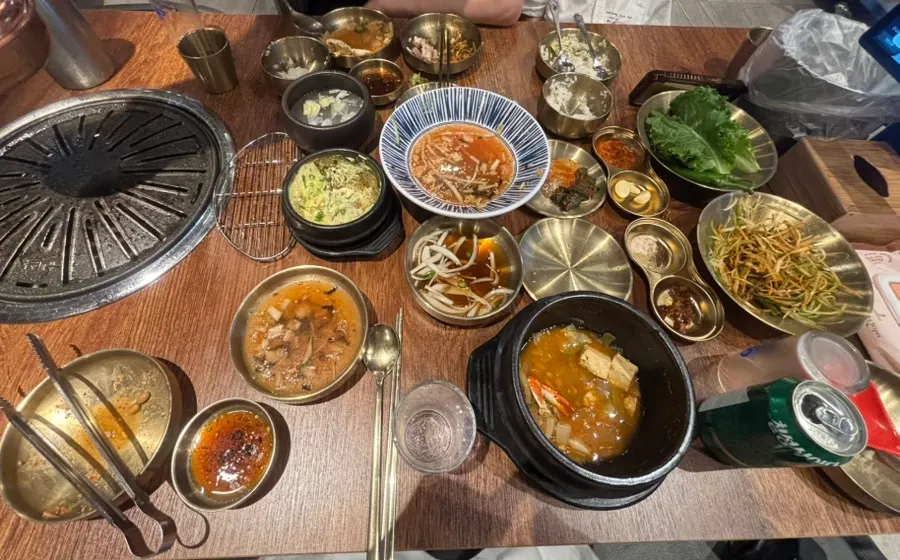 식사를 마친 테이블 모습