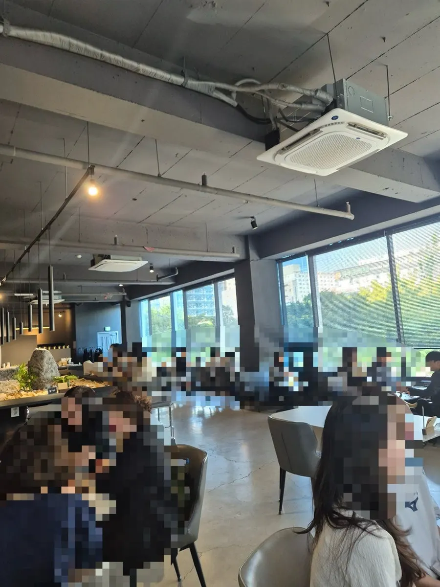 The entrance to GRAY LAZY on the 2nd floor of a building, with no signboard