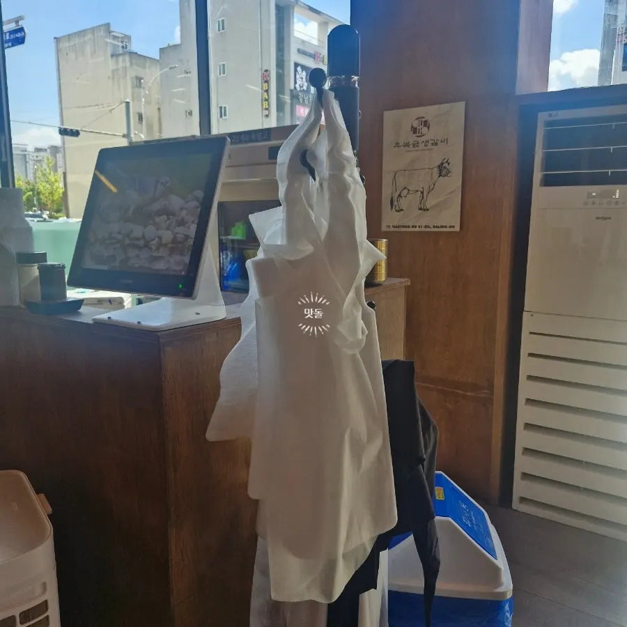 4인용과 6인용 테이블이 놓인 고깃집 홀