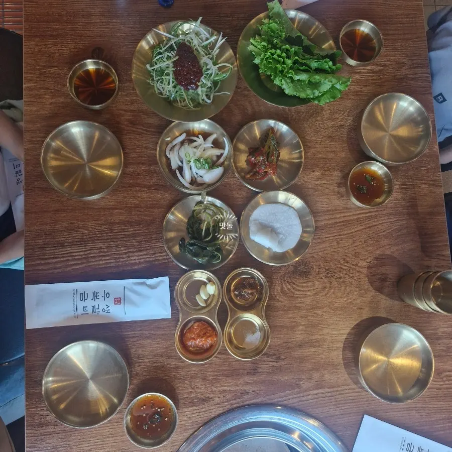 돼지생갈비 주문 후 차려진 기본찬 상차림