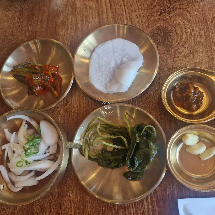 젓갈과 소금, 마늘, 쌈장 접시