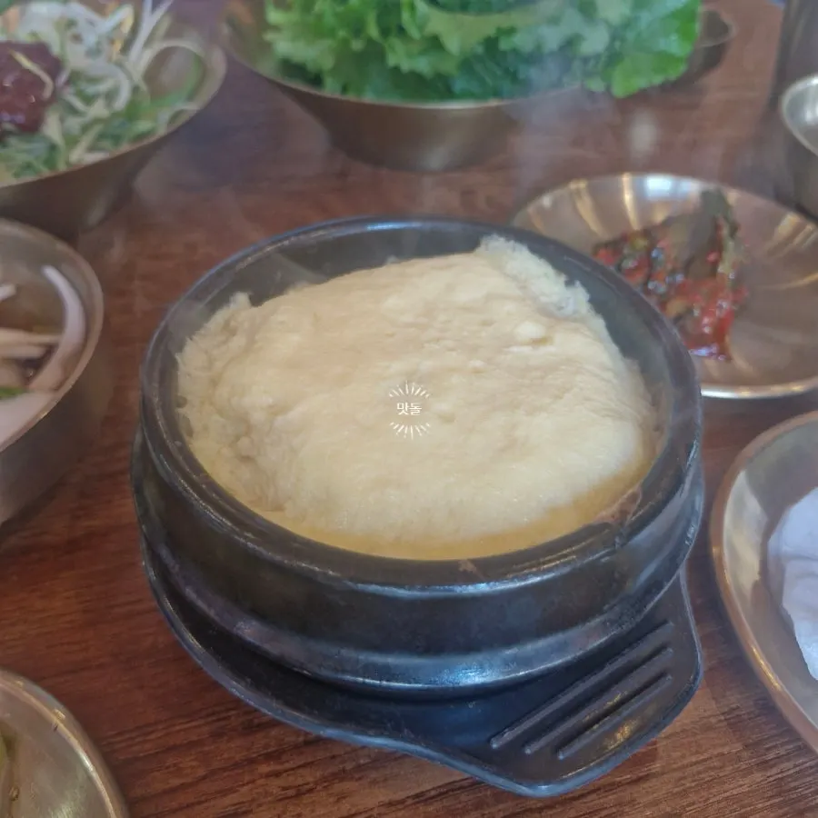 신선한 상추와 고추, 양념 파절이