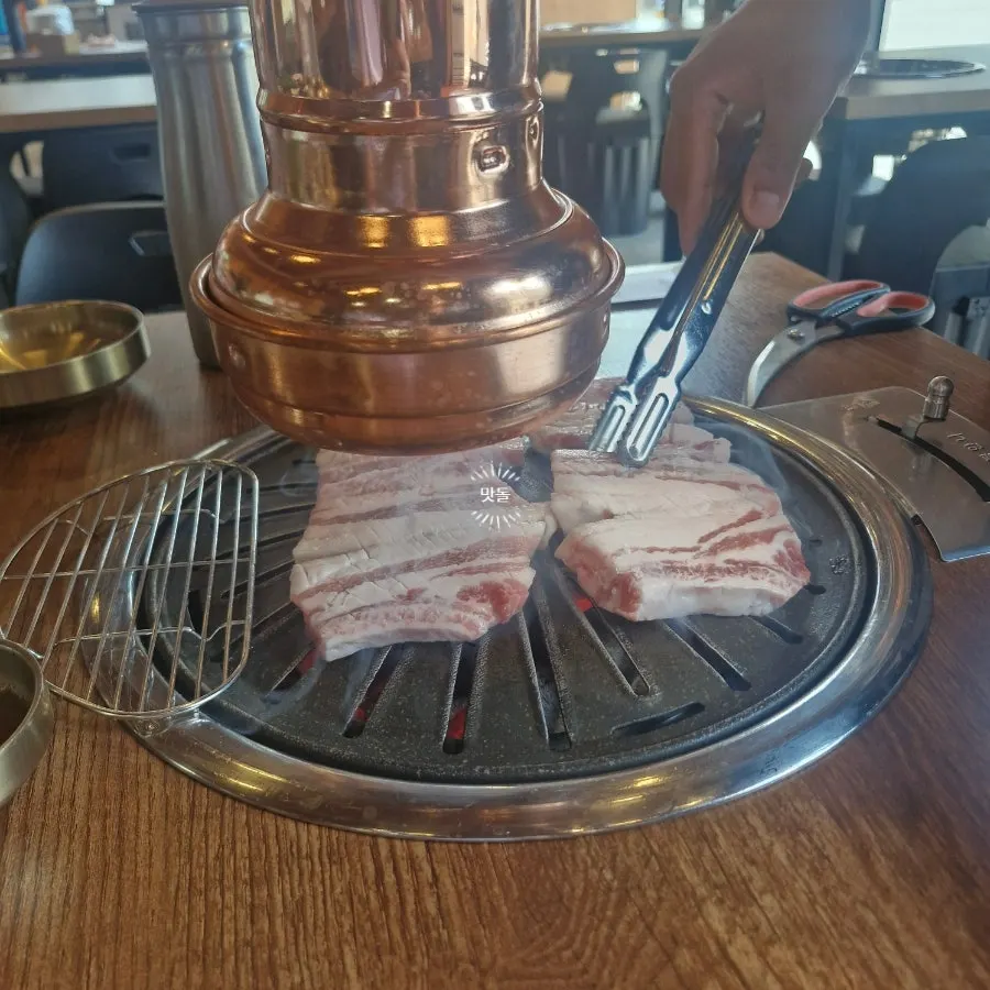 숯불을 올린 불판과 고기 보온 받침