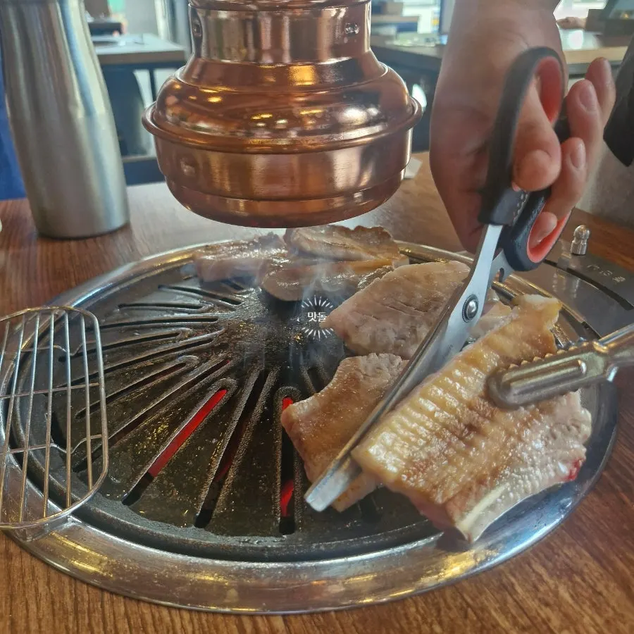 불판에 올려진 돼지생갈비 한판