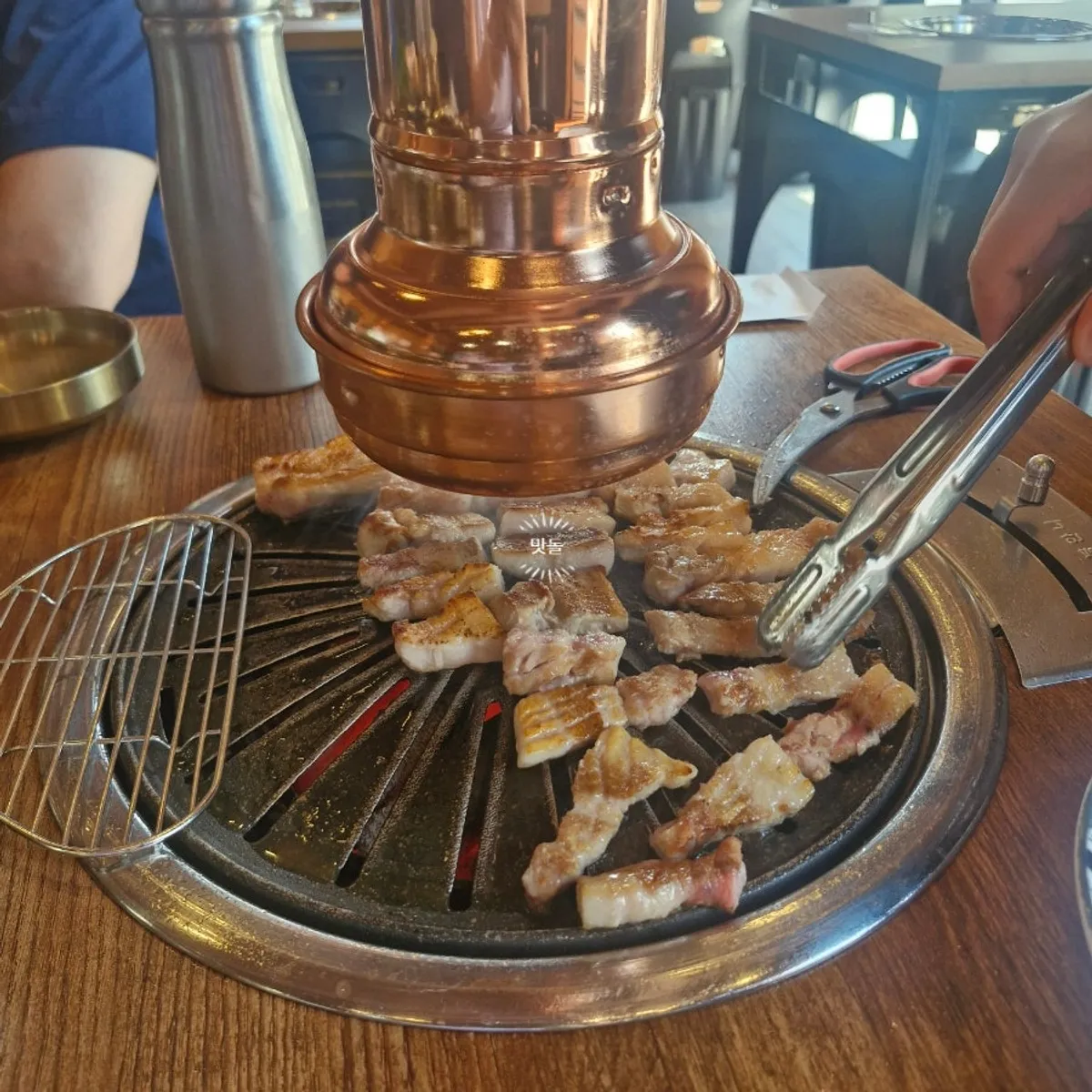 직원이 노릇하게 구워주는 숯불 생갈비