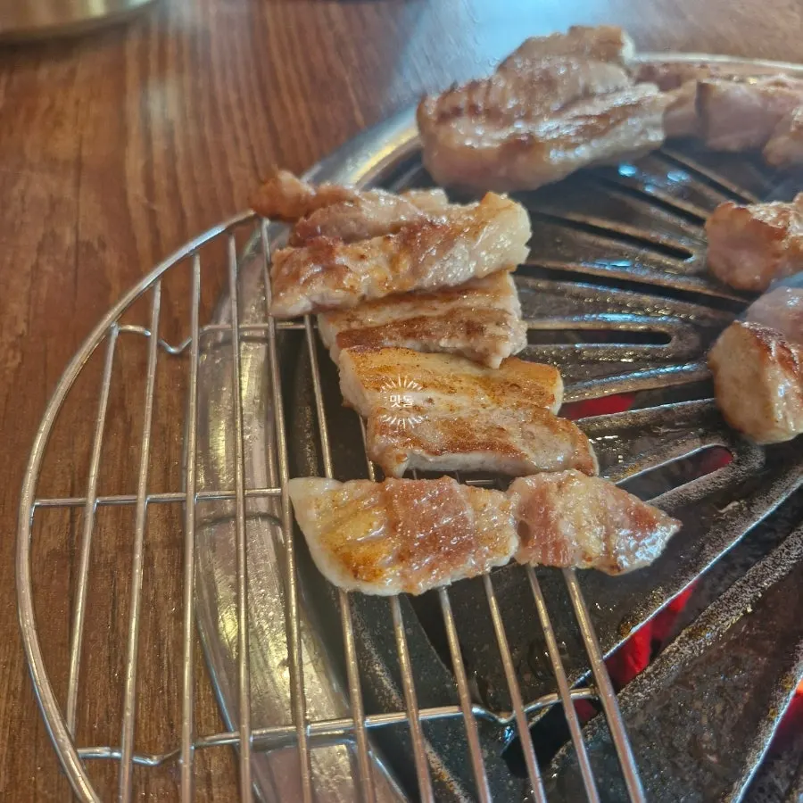 육즙이 흐르는 다 익은 돼지생갈비
