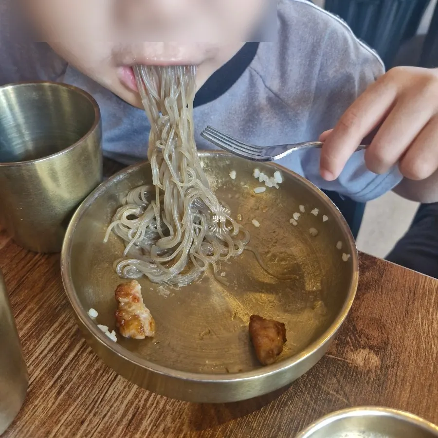면발을 들어올린 후식 물냉면