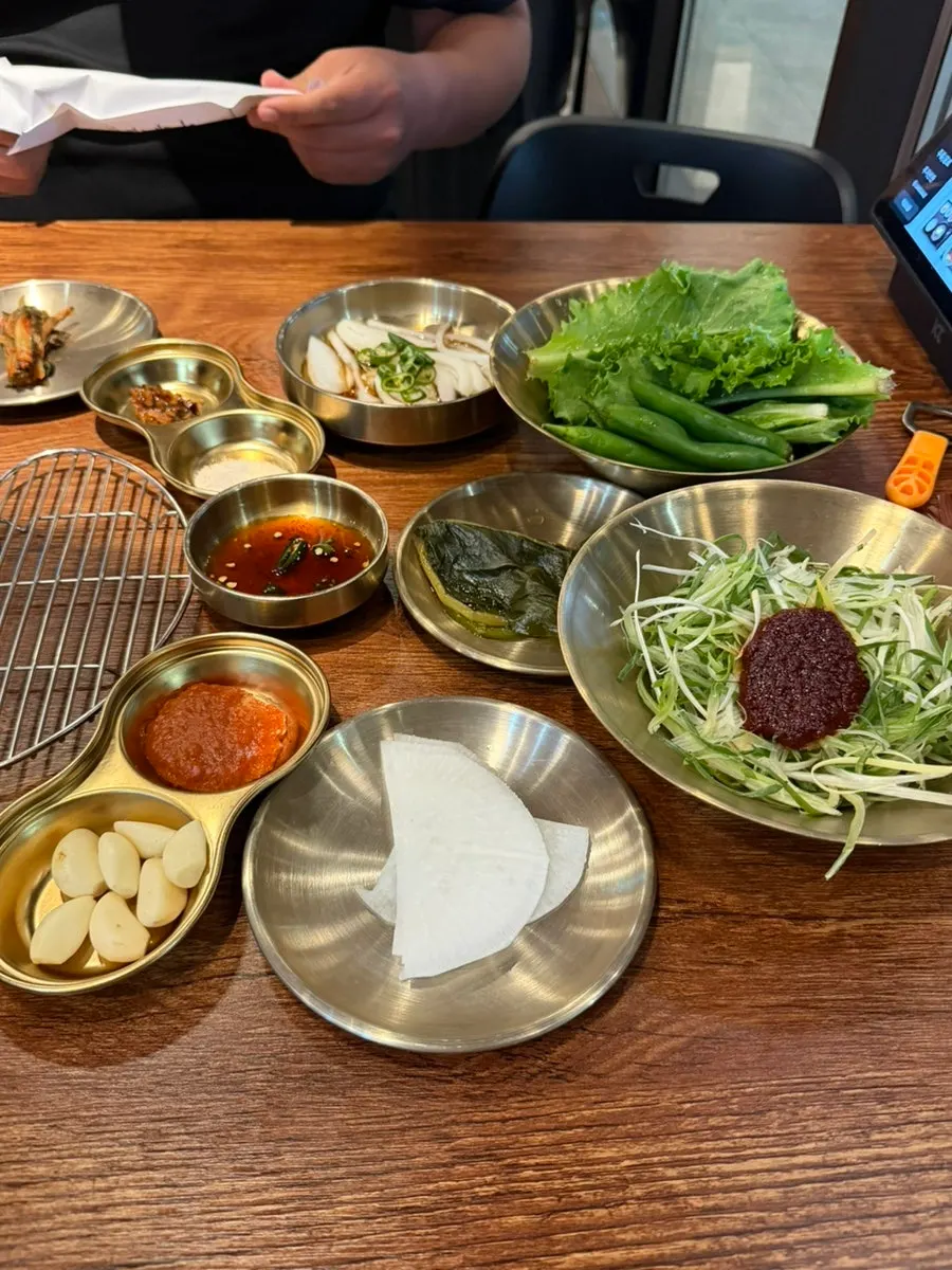 테이블에 차려진 기본 반찬 세팅
