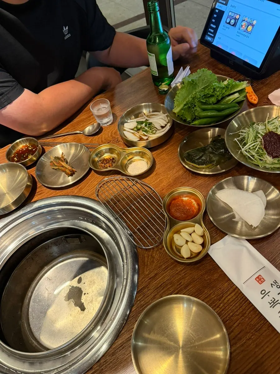 우복금생갈비 기본 찬 접시들
