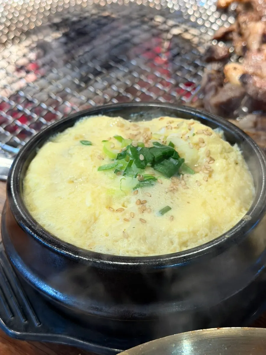 늦게 나온 계란찜을 포함한 밑반찬