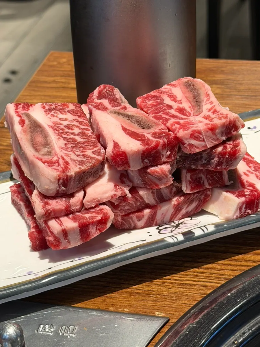 선홍빛 소 생갈비 한 접시