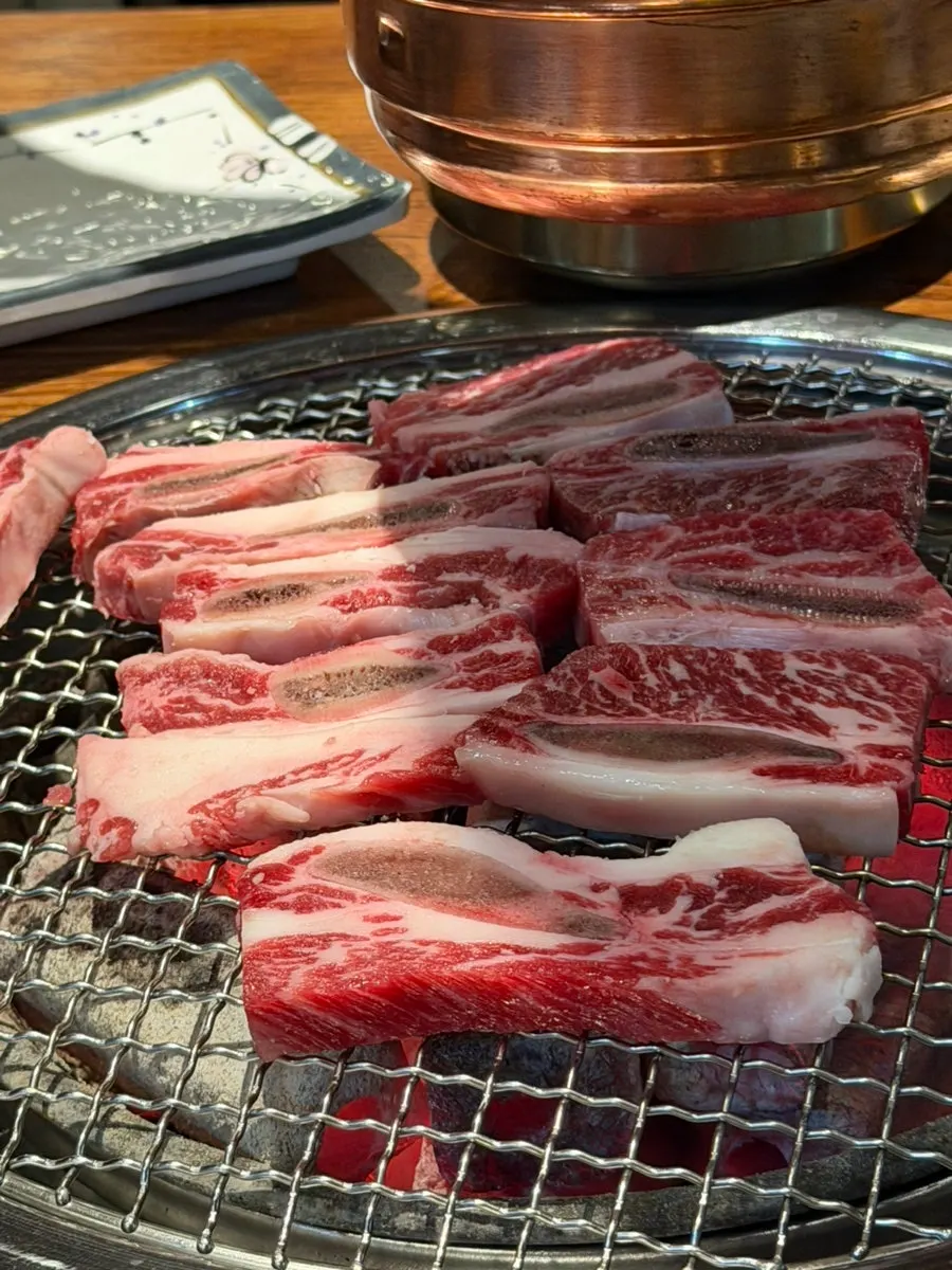 참숯 위에서 익어가는 소 생갈비