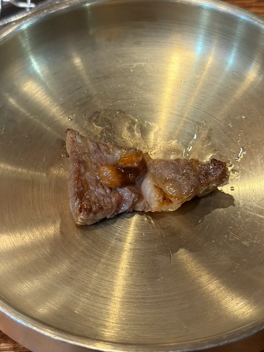 먹기 좋게 구워진 생갈비 한 점