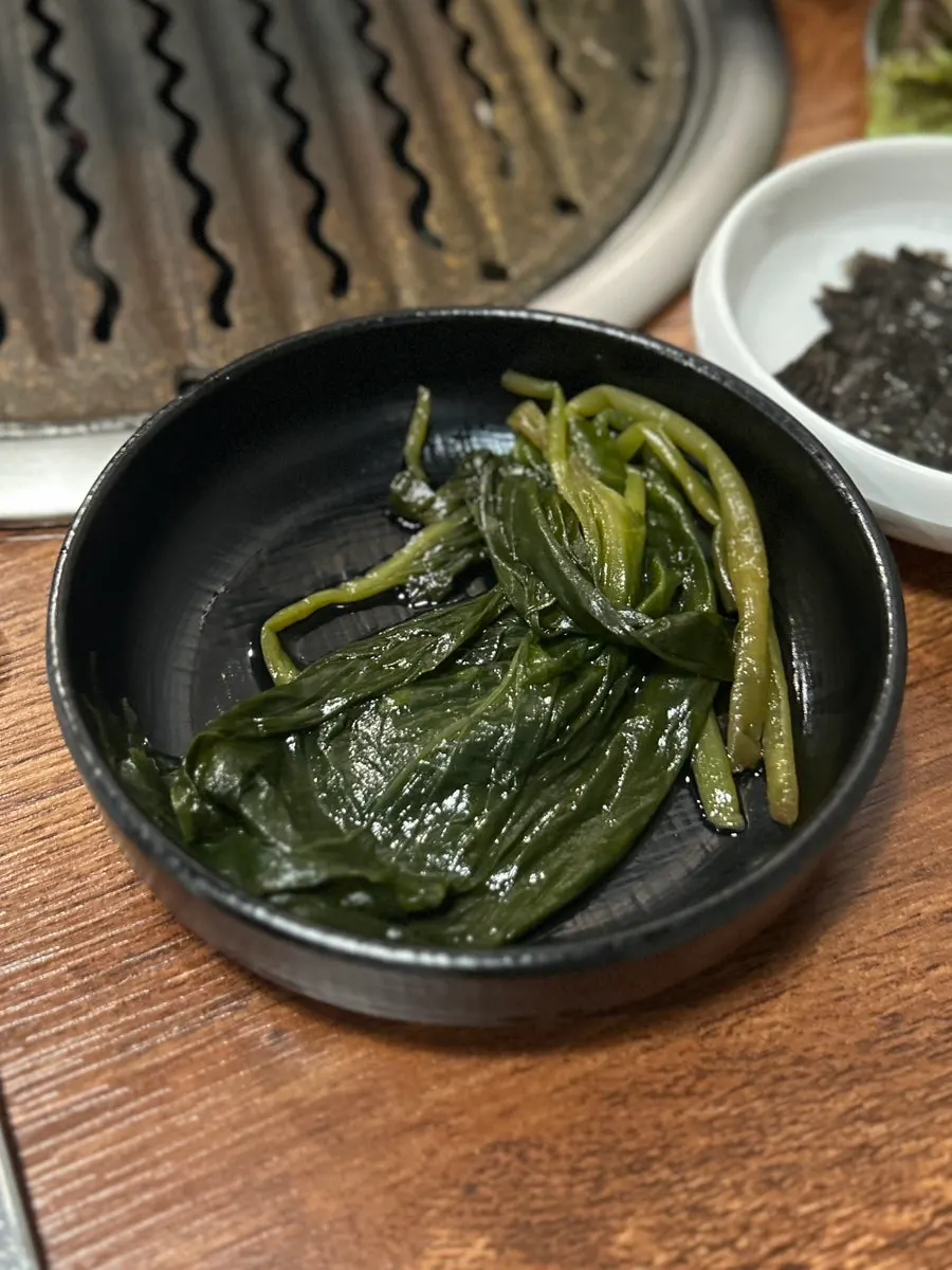 サム野菜とサムジャンが並ぶ基本の卓
