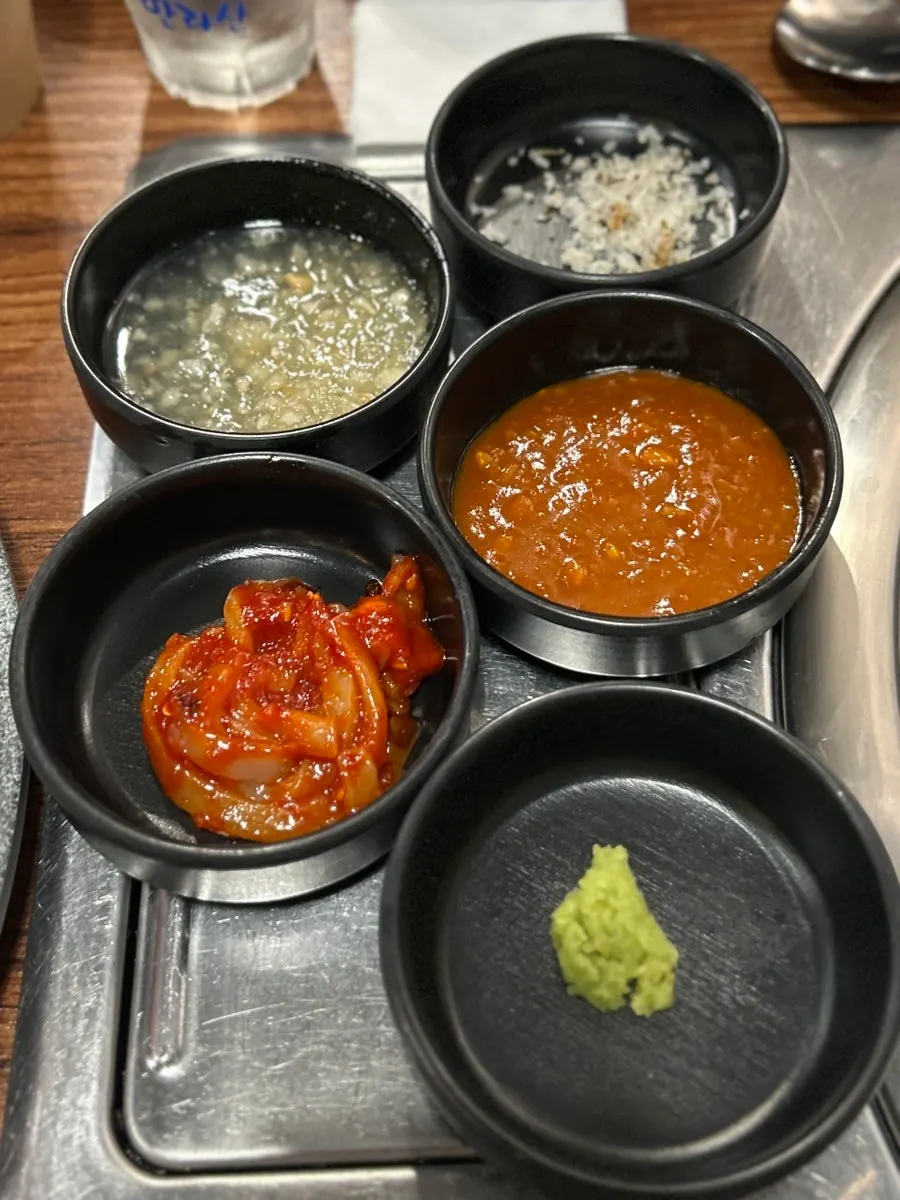 ねぎの和え物やもやしナムルなどの付け合わせ