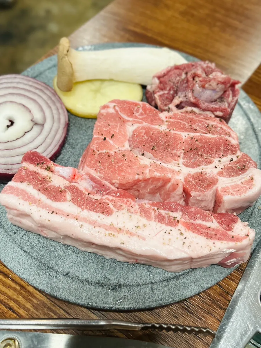 鉄板を覆う厚切り韓豚600g