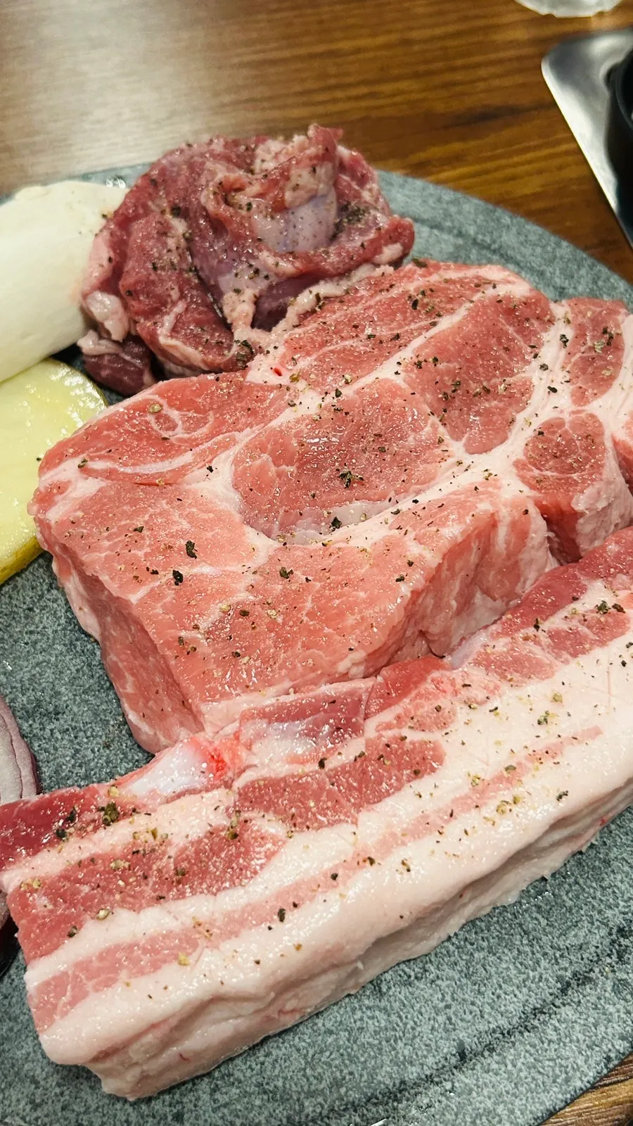 厚みが見える生肉の韓豚