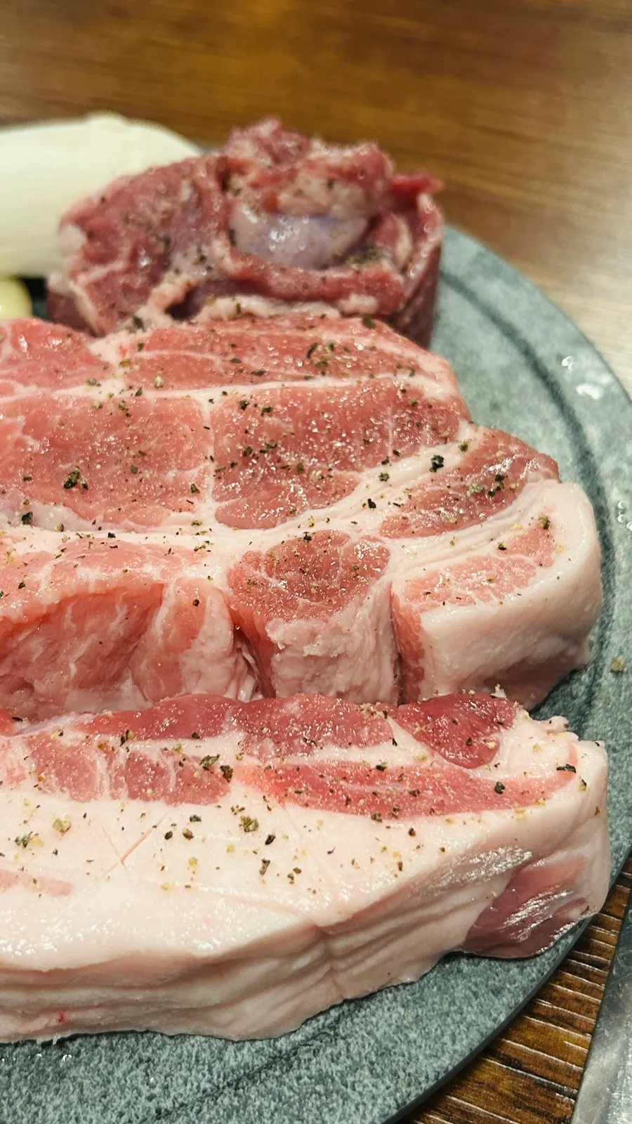 部位ごとに盛られた韓豚モドゥムセットの皿