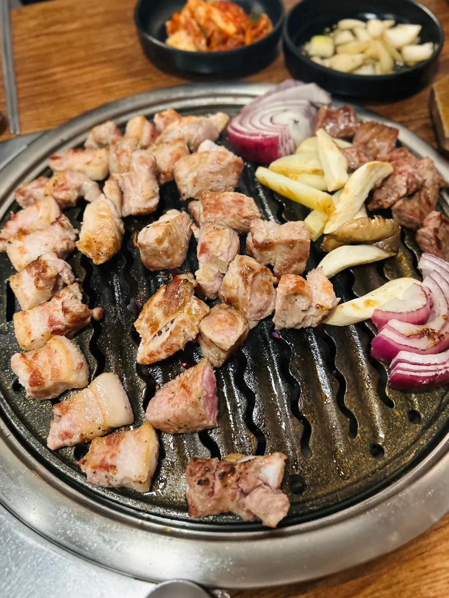 スタッフが焼いてくれた厚切り韓豚の焼き物