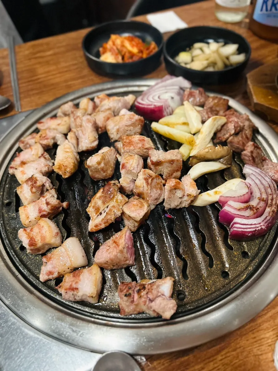 切り分けた韓豚とご飯