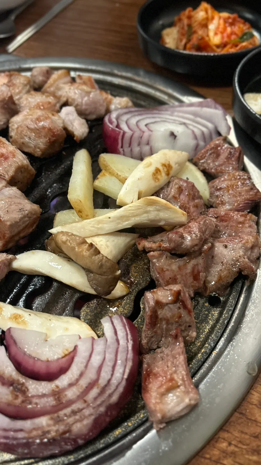 焼き上がった韓豚と基本おかずの食卓