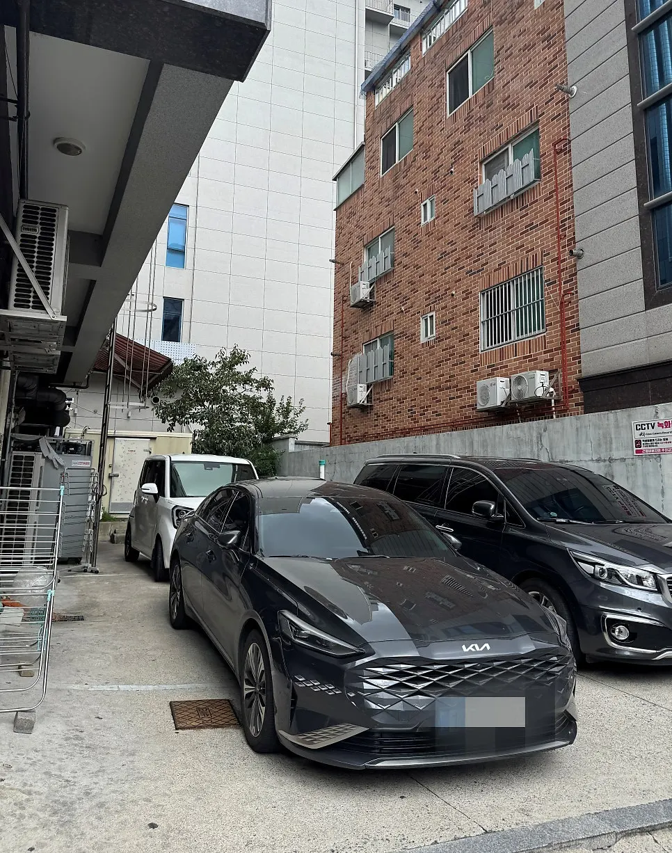 무보까국밥 감삼점 건물과 주차 공간
