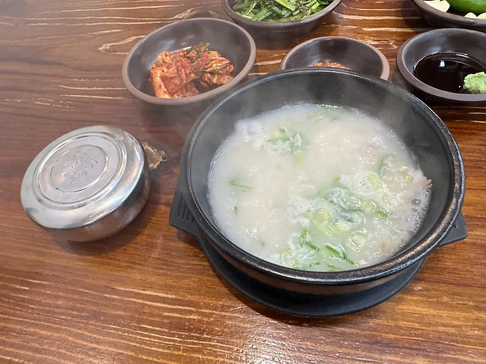 국밥 국물과 건더기 근접
