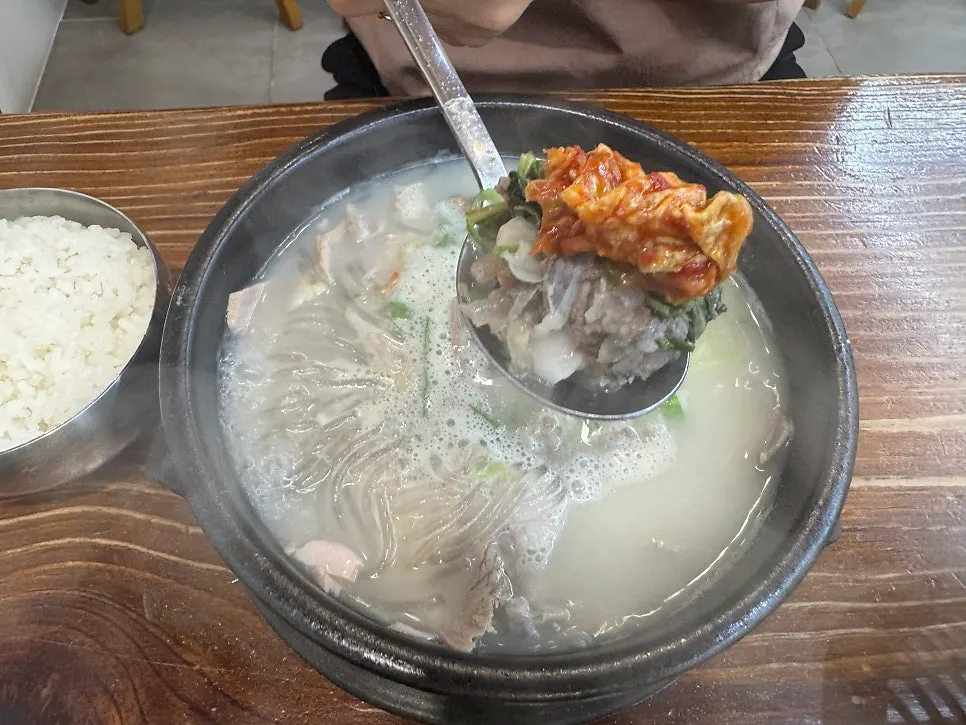 아침에 담근 겉절이 김치 접시