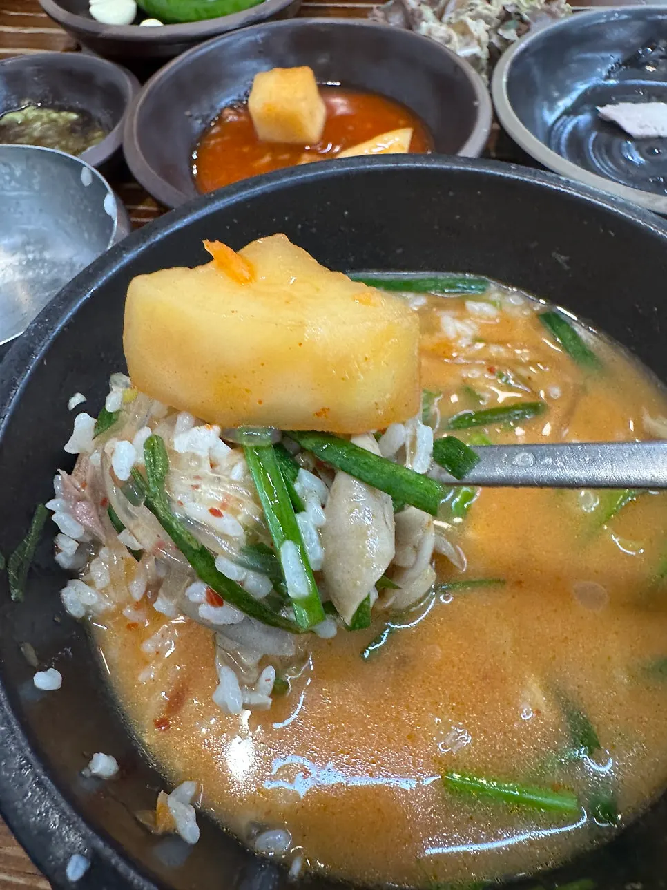 국밥 위에 김치를 올린 모습