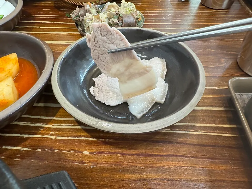 국내산 앞다리 수육 시범 접시