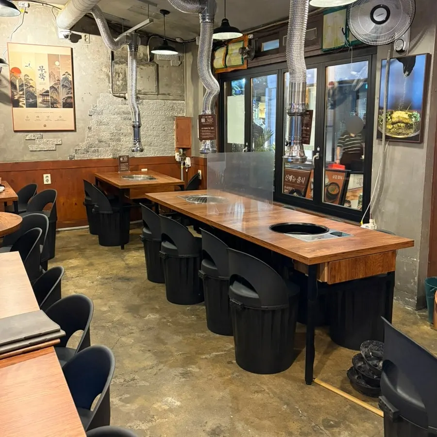 宽敞干净的店内空间与宽松的桌距