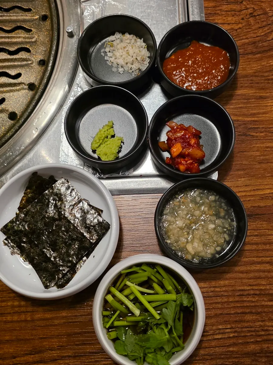 包饭酱、盐、芥末、鱿鱼酱等酱料摆放