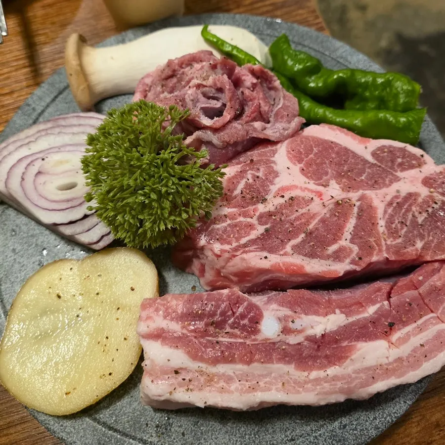 厚实的梅花肉、五花肉和整块横膈肌肉拼盘套餐