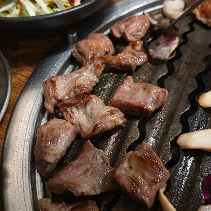 烤得焦香的肉和蔬菜