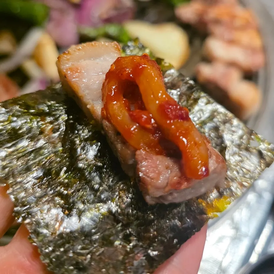 烤紫菜上放着肉和鱿鱼酱的包饭