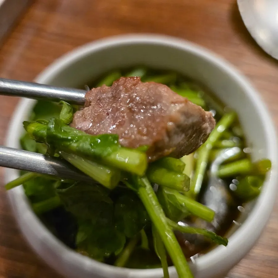 搭配特制蒜蓉酱和水芹的肉