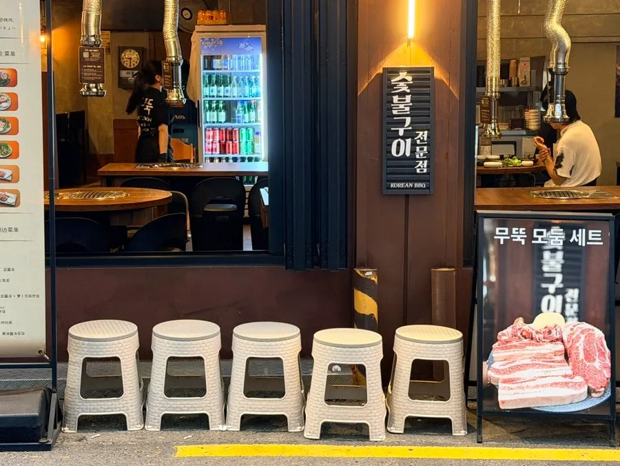 Table layout at Muttuk Sookdae Main Branch