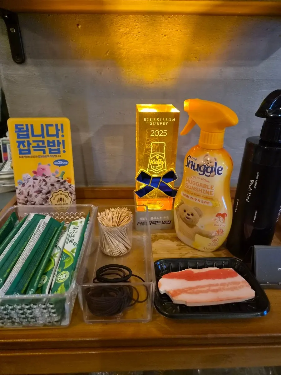 원형 테이블이 놓인 무뚝 숙대본점 내부
